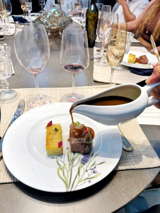 Chef and Sommelier. Creative, offering sensory experiences while respecting ingredients and providing the best of gastronomy.